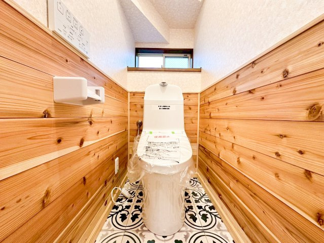 シンプルなデザイン、省エネ機能で快適な使い心地。お掃除もラクラクな一体型トイレです。