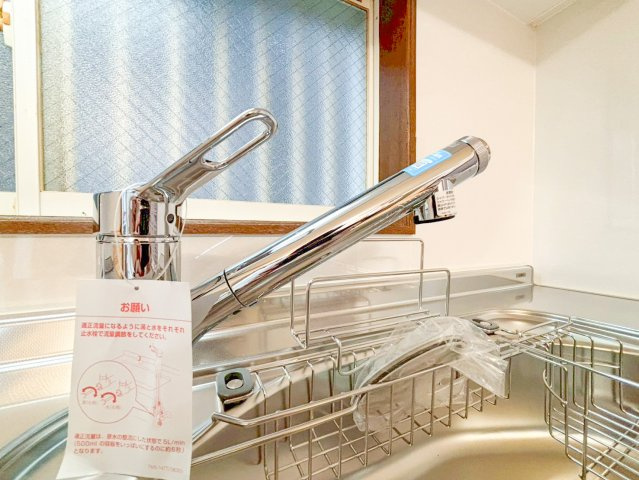 キッチンの水栓には、使いやすいハンドシャワー水栓を採用。お料理はもちろんシンクのお手入れにも大変便利です。