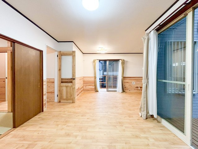 一日の中で多くの時間を過ごすことになる住まいだからこそ、いつも穏やかな空間であるように心掛けています。構成する建材などへの配慮が、住まう方の健康を守ります。ワンランク上の「オンリーワンの家」を提供。