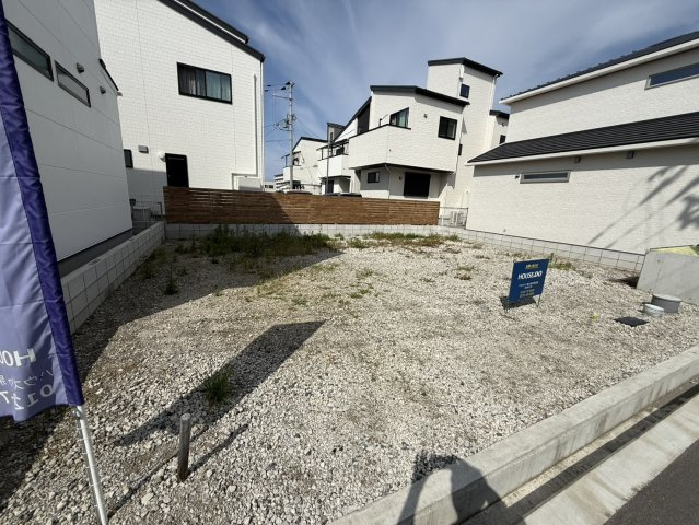 前面道路含む現地写真です