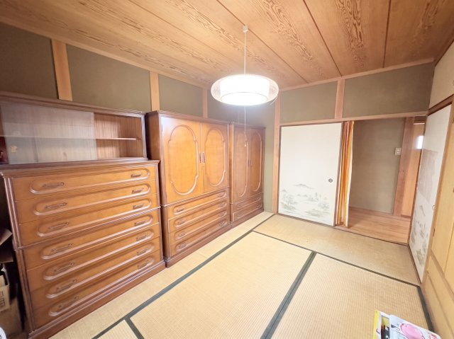 木目を活かした天井や柱が和の趣を感じさせ、ゆったりとくつろげる空間です。畳敷きで足触りも良く、寝室や客間としてはもちろん、お子様の遊び場などライフスタイルに合わせて幅広く活用できます。