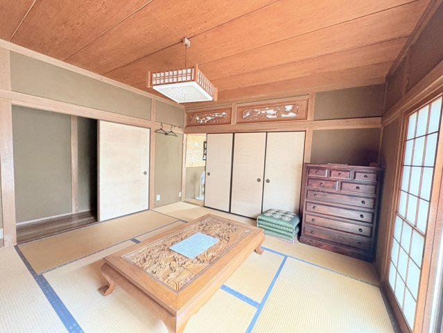 趣のある造りが魅力の、落ち着いた和室です。畳の温もりに加え、欄間や障子など細部まで和の風情を感じられる空間となっています。収納スペースも備えており、客間や家族のくつろぎの場など多目的に活用できます。