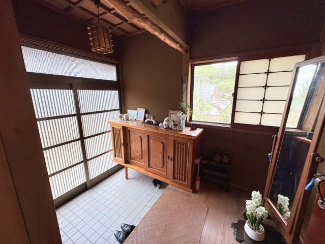 木目調のデザインが印象的な下駄箱を備えた玄関です。扉付き収納のため靴をすっきりと片付けることができ、玄関まわりを整った状態に保つことができます。落ち着いた雰囲気で住まいの印象を高めます。