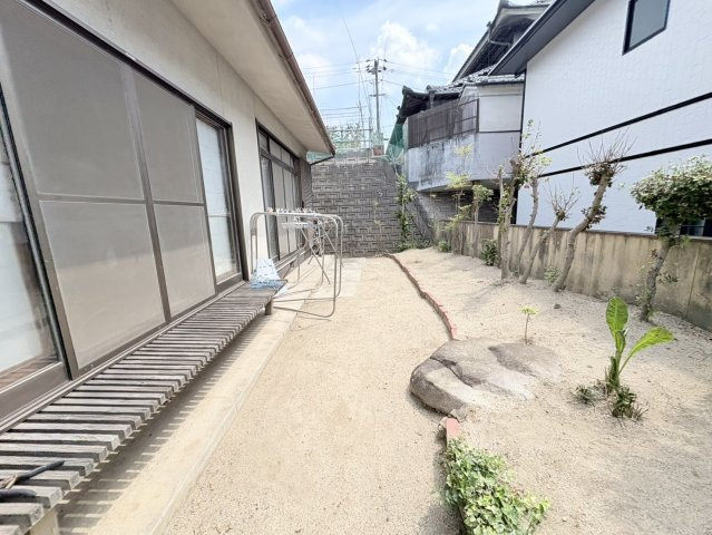 ゆとりある庭スペースがあり、家庭菜園やガーデニングなど屋外での楽しみ方が広がります。植栽や庭石が配置された落ち着いた雰囲気で、四季の変化を感じながら穏やかな時間を過ごせる住まいです。