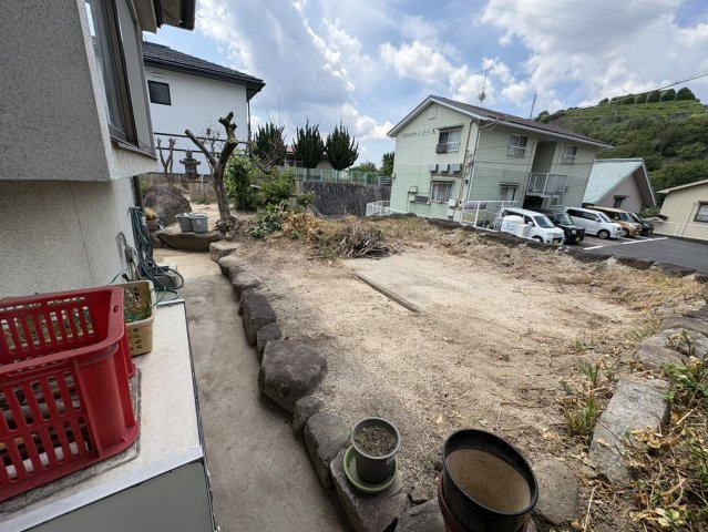 敷地内にはゆとりある屋外スペースがあり、植栽や庭石が配置された趣のある庭です。家庭菜園やガーデニングなど、暮らしに合わせた使い方ができます。自然を身近に感じながら過ごせる住環境です。