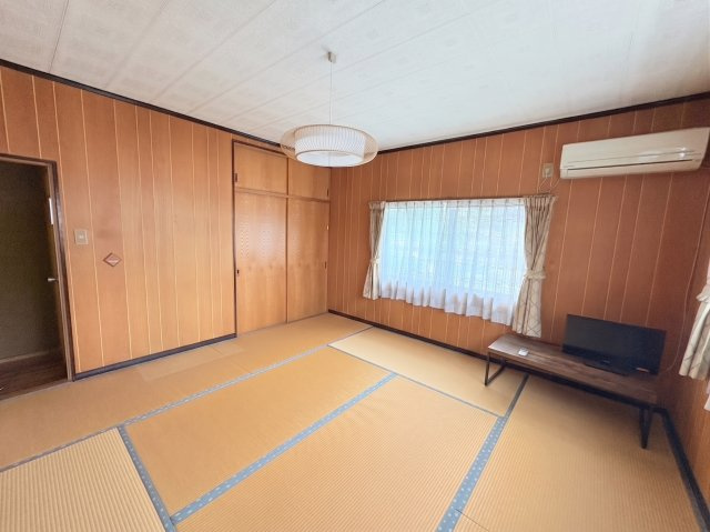 広々とした和室は、落ち着いた雰囲気の中でゆったりと過ごせる空間です。収納スペースも備えており寝室や客間、家族のくつろぎスペースなど多目的に活用できます。窓から自然光が入り、明るく心地よい一室です。