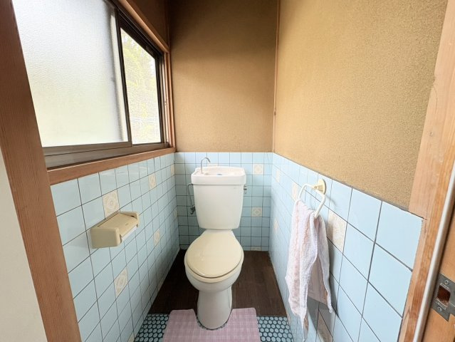 2階に配置されたトイレは、清潔感のある使いやすい空間です。窓から自然光が入り、明るく換気しやすい設計も魅力。居室から近い場所にあり、夜間や就寝時にも便利に利用できます。トイレが2か所あると便利ですね！