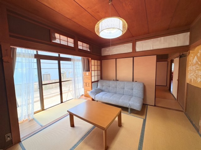 広縁が魅力の開放感あふれる和の空間です。大きな窓から自然光が入り、庭を眺めながらゆったりと過ごせます。畳の心地よさと木の温もりを感じられ、家族の憩いの場や来客時にも活用できる住まいです。