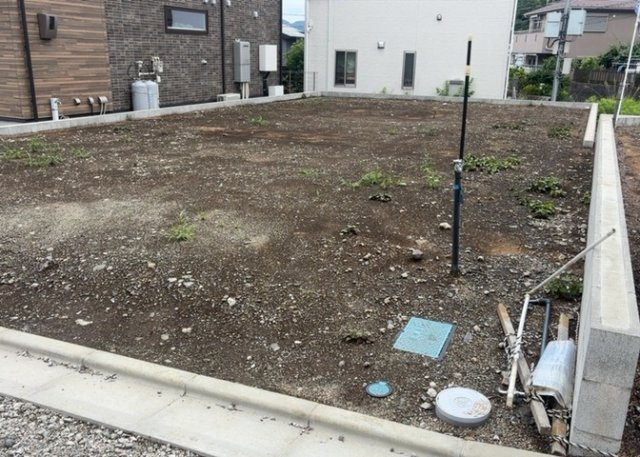 土地の形が極端に長細かったり、狭小地、あるいは道路との高低差がある傾斜地だった場合、後々売ろうとしても買い手がつかない場合もあります。後々、売却することになった時に価値の下がらない土地を選びましょう。