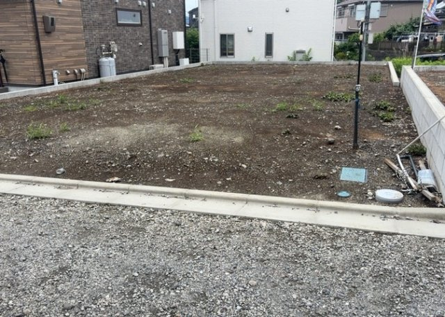 土地の面積＝住宅面積ではありません。建ぺい率の問題などで、土地のある場所によって住宅を建てられる面積は限られています。高さもしかり、「土地」という言葉の中には、建築条件も含まれると考えておきましょう。