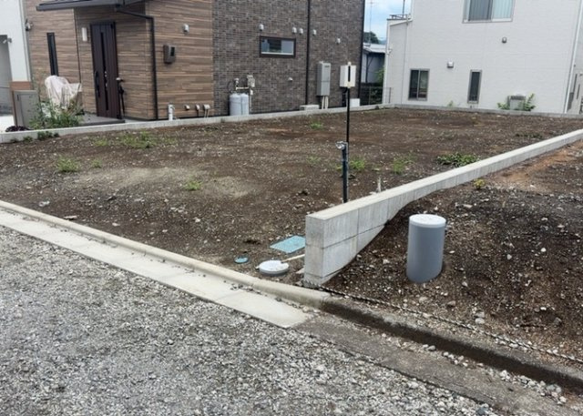 家を建てる場合、方位は要チェックです。現実的に日当たりのよい家ならばリビングは南側、建築基準法でも北側に当たる家への配慮は求められています。土地を見学に行く際は、方位磁針を持って行くようにしましょう。