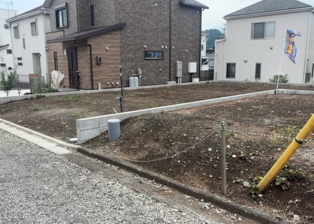 土地を買う際、住む地域の自治体や福祉の補助制度にも注目してみましょう。子供や老人の医療補助やゴミ出しのルールなど、自治体によってルールに大きな違いがあるため、暮らしやすい土地で判断するとよいでしょう。