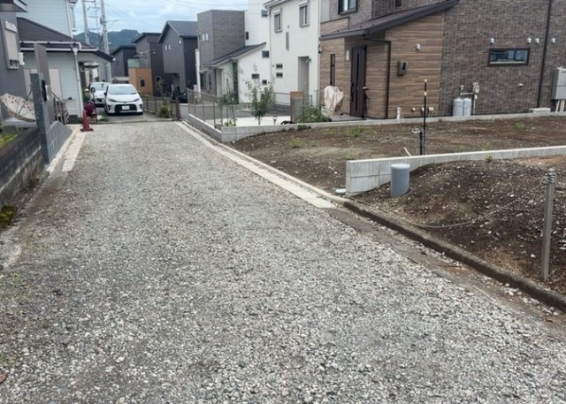 土地の前の道路に消火栓が設置されていることがあります。この場合、道路交通法第45条第1項により、駐車禁止の場所が指定されています。そのため、車庫などの駐車スペースをつくることができない場合があります。