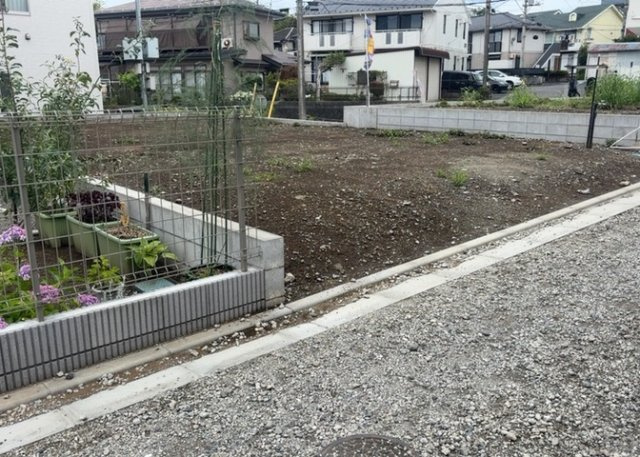現地に行くなら、物件の周囲の地形がどうなっているかを見ることも大切です。周辺より低くなっている土地では、大雨などで水が集まりやすいため、地盤が弱くなっているということも考えられるため、注意が必要です。