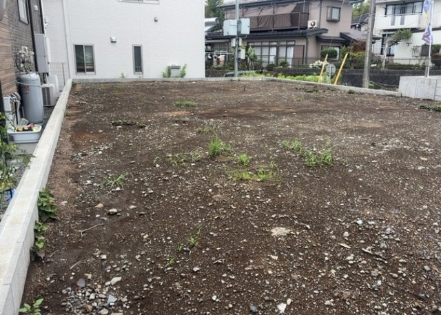 土地購入を検討されている場合、境界杭がない状態で購入してしまうと境界確定測量をする必要があり、費用がかかります。購入の前に、売主、隣土地所有者立ち合いのもと境界を確定し境界杭を設置するのがベストです。