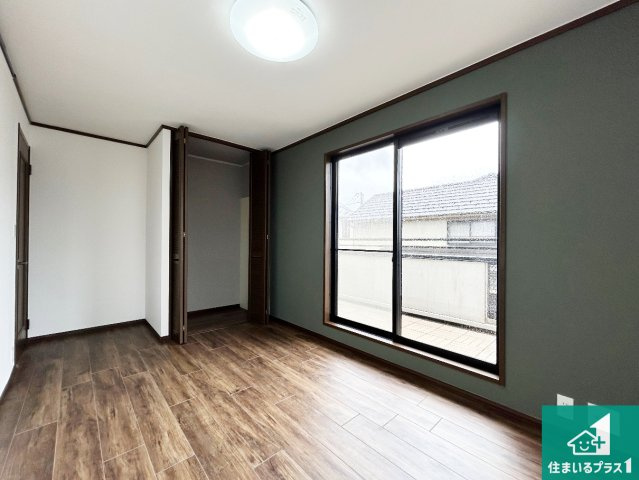 寝室は心地よい眠りにつけるよう、シンプルかつ開放的な空間に設計！大きな窓から差し込む日が心地いいです♪