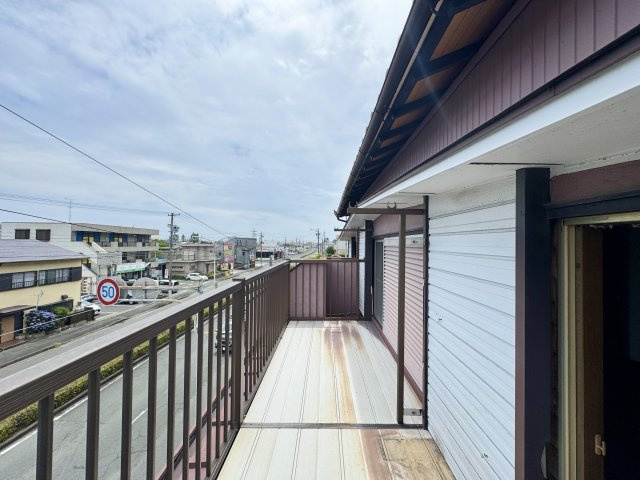 横に長いバルコニーで沢山の洗濯物やお布団が一度に干せて気持ちが良いですね☆