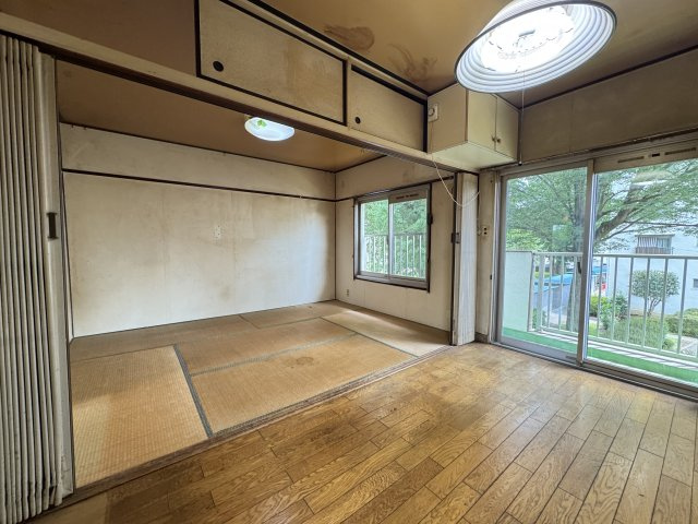 ダイニングと引戸で仕切られており、一体として利用することができるお部屋です。