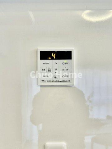【給湯リモコン】外での一日を忘れさせてくれるオートバス機能でお好みの湯量・温度に調整された浴槽。