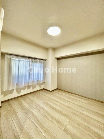【洋室】快適に過ごす条件は、一人ひとり違います。だからこそ飾り過ぎないシンプルな内装と偏り過ぎないデザインで統一しております。居住していく中でオーナー様だけの【マイホーム】に創り上げて下さい