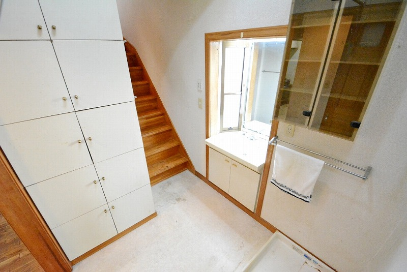 キッチンから行き来しやすい位置にあり、お洗濯とお料理の同時進行もスムーズに。