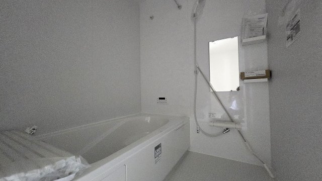 浴室乾燥機付きで快適なバスルームです。