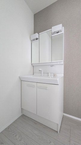 収納付き三面鏡で使いやすい洗面化粧台です。