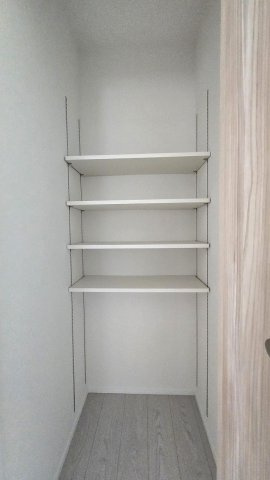可動棚付きで日用品をすっきり収納できます。