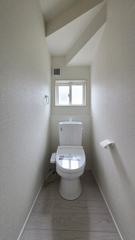 温水洗浄便座付きの清潔感あるトイレです。