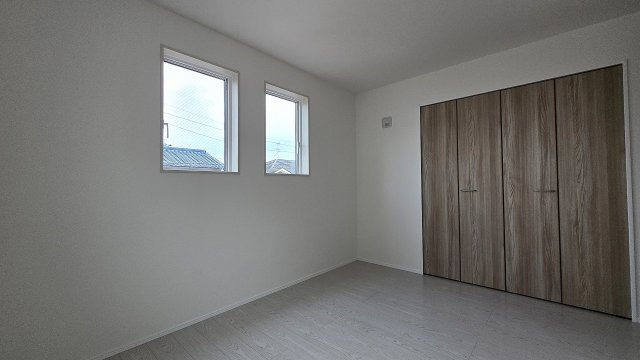 収納付きで使い勝手の良い洋室です。