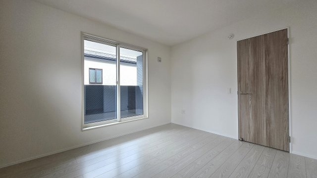 バルコニーに面した明るい洋室です。