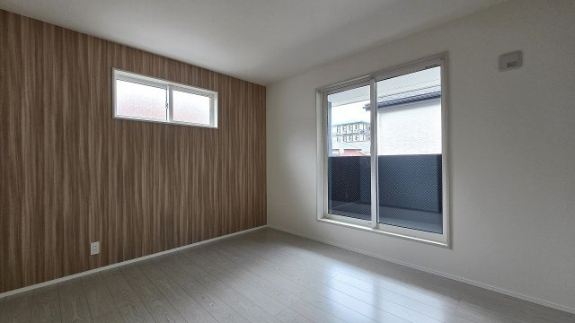 バルコニーに面した、明るく開放感のある洋室です。