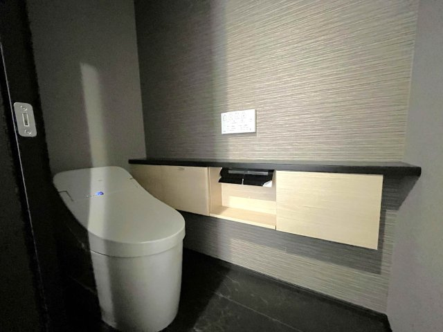 スッキリとしたデザインのトイレは見た目だけでなく、お手入れもしやすくて清潔な空間を保てます。
