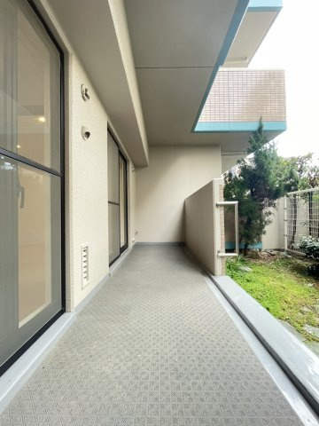 奥行のある広々としたテラス