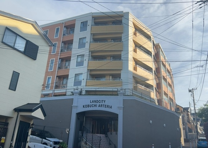 中庭（パティオ）とは、一つの建築物の内部に設けられた、壁などで囲われている庭のことを指します。コの字型、ロの字型が主流ですが、L字型の中庭もあります。最近では、インテリア性の高さからも人気があります。