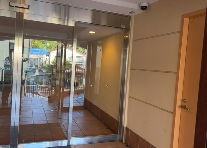 マンションのエントランスには、もともと風よけや防犯の役割がありますが、マンションによって宅配ボックスなどの設備が備わっている所もあります。日々の生活をイメージしながら生活しやすさをチェックしましょう。