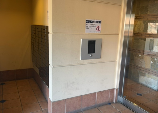 受付はマンションコンシェルジュがいる場合もあれば、管理人が滞在する小部屋を総称して呼ぶことがあります。主にエントランスに設置されていることから、防犯面でも期待ができます。防犯設備がない場合はより安心！