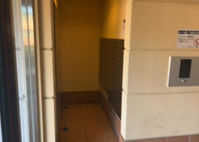 エントランス付近に設置されている集合ポストは、住んでいる部屋と離れているため、ポストをあさるなど誰かに何かされていても被害に気づきにくいです。入居する時には他人に特定されにくい番号で鍵をかけましょう！