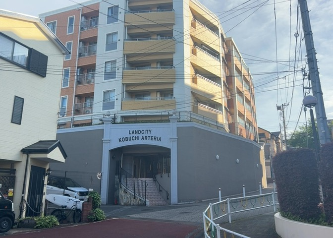 隣家の土地はどうなっているのか、生活利便施設が近くにあるのか、学校まで近いかなど、お客様のライフスタイルにあわせたイメージが重要です。また、近くにあると困る施設が近くにないかも確認するといいでしょう。