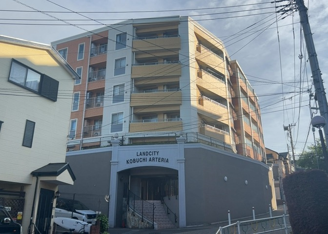 ＲＣ造、Reinforced　Concreteは直訳すると補強されたコンクリートです。主に柱や梁・床・壁が鉄筋とコンクリートで構成おり、鉄筋を組んだ型枠にコンクリートを流し込んで固めたものを指します。