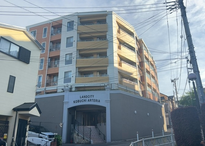 ＳＲＣ造は強度や耐震性の面でもRC造と比べて優れています。そのため、10階建以上の高層または超高層マンションなどの建築にも多く採用されています。柱や梁などのサイズが小さくても高い耐震性を確保できます。