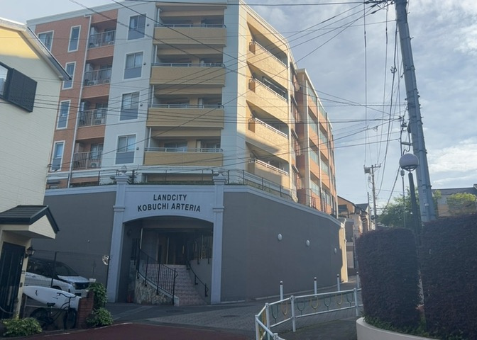 外観はマンション管理がされているかの目安になります。築年数が古いと、壁面は劣化してひび割れが生じることも！建物が古びていても細かいところが修繕されていると、きちんと管理されているなぁと感じるでしょう。
