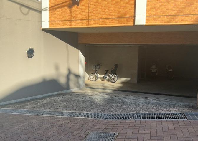 車一台あたりに必要なスペースは、標準サイズの普通自動車で横幅2m50cm、長さ5mは必要になります。ただし、乗降のことも考慮して横幅3m30cm、長さ5m50cmほどは確保できるところを選びましょう。