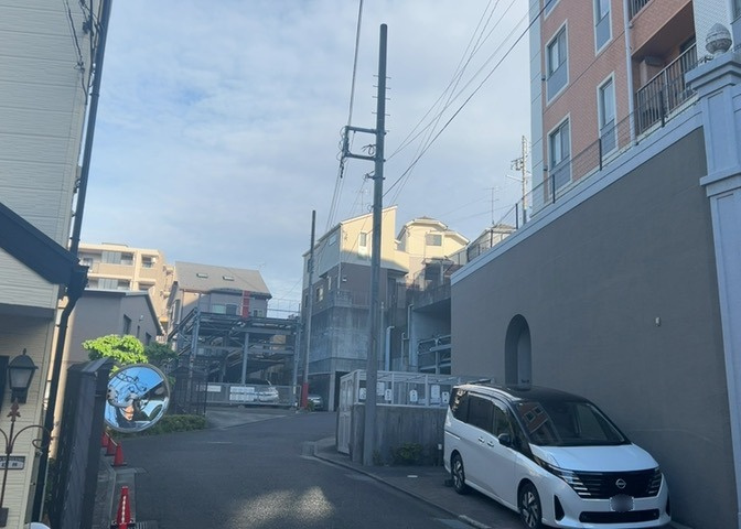 駐車場と明記されていても、最小スペースでつくられた駐車場だと大型車は駐車できなかったり、出入りしにくくなったりする可能性があります。お車のサイズと購入したい物件の駐車場のサイズを現地で確認しましょう。