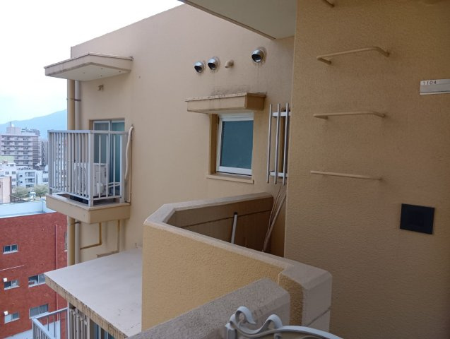 両隣に他の居住者様のお部屋はありません！（外門扉から見て左側の写真）