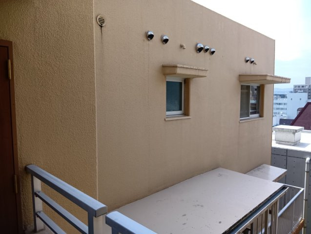 両隣に他の居住者様のお部屋はありません！（外門扉から見て右側の写真）