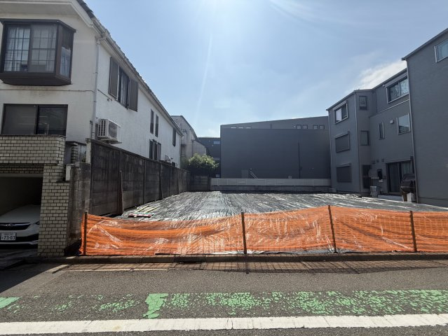 すっきりとした平坦な敷地形状で、周囲の建物との間隔も確保されています。世田谷公園まで徒歩6分、駒繋公園まで徒歩2分、世田谷こどものひろばまで徒歩7分と、緑豊かなスポットが身近に揃う立地です。