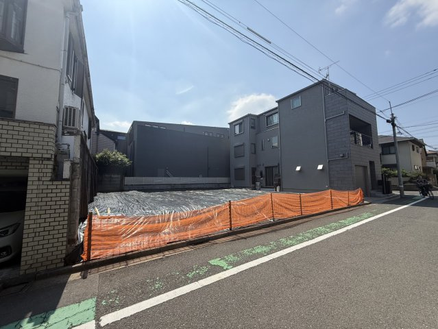 周辺は穏やかな風が通る閑静な街並みです。東急田園都市線「三軒茶屋」駅徒歩17分、東急東横線「祐天寺」駅徒歩12分のほか「学芸大学」駅も利用でき、都心へのスムーズなアクセスと快適な暮らしが両立します♪