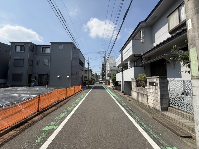 幅員5.8mのゆとりある公道に接しています。見通しが良く、歩行者や車のすれ違いもゆったりと行える道路幅が確保されているため、小さなお子様がいるご家族の日常の歩行や大型車の通行も安心です。