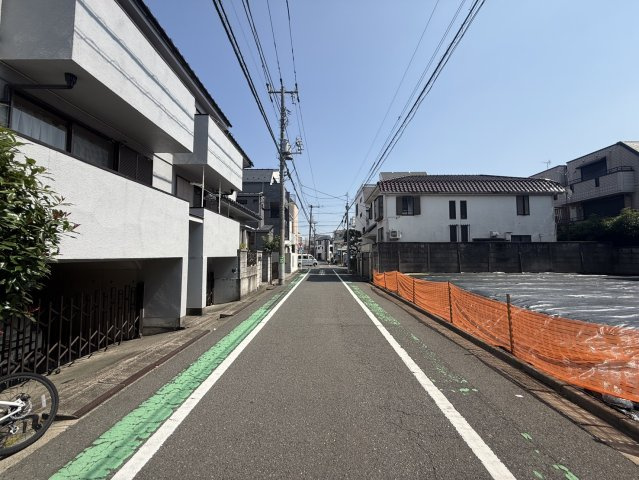 幅員5.8mのゆとりある公道に接しています。見通しが良く、歩行者や車のすれ違いもゆったりと行える道路幅が確保されているため、小さなお子様がいるご家族の日常の歩行や大型車の通行も安心です。